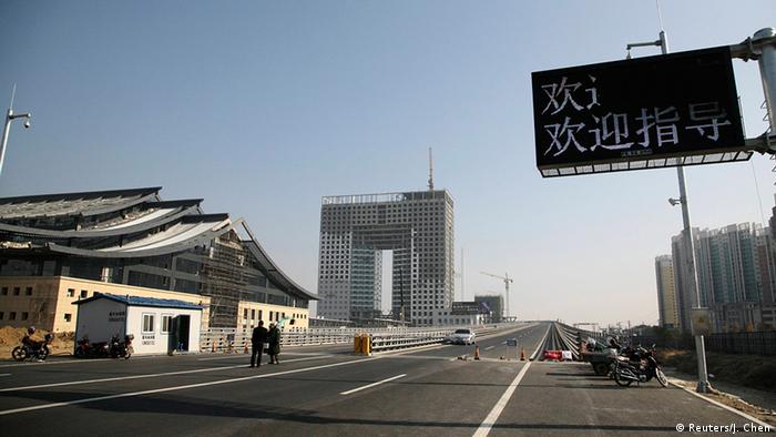 Мост через реку Ялу, разделяющую Китай и КНДР.