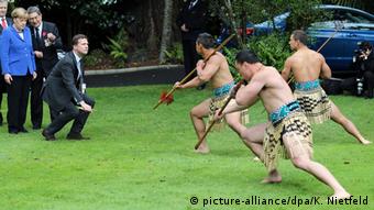 Ο Ζάιμπερτ μεταξύ της καγκελαρίου και πολεμιστών της φυλής των Μαορί στη Νέα Ζηλανδία (2014)