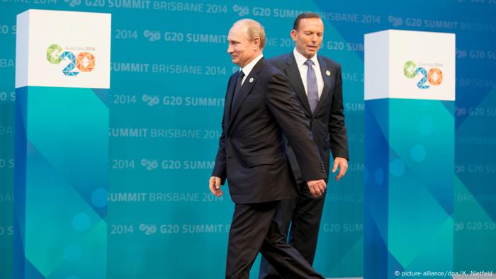 Russlands Präsident Wladimir Putin (l) wird in Brisbane von Australiens Prmierminister Anthony Tony Abbott beim G20-Gipfel begrüßt (Foto: dpa)