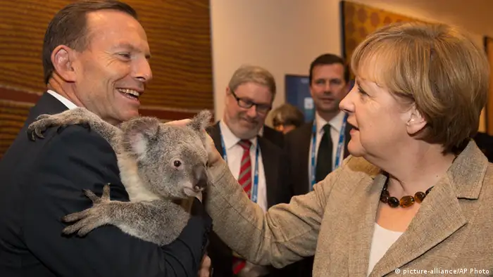 G20 in Brisbane Angela Merkel und Tony Abbott mit einem Koala