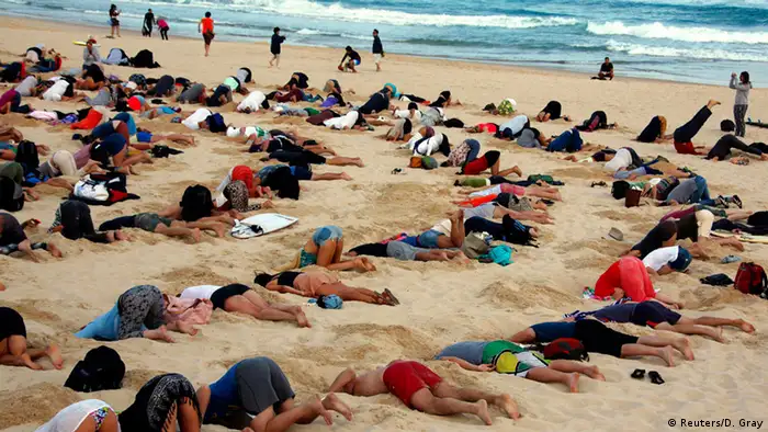 G20 Gipfel in Brisbane Protest Kopf in den Sand