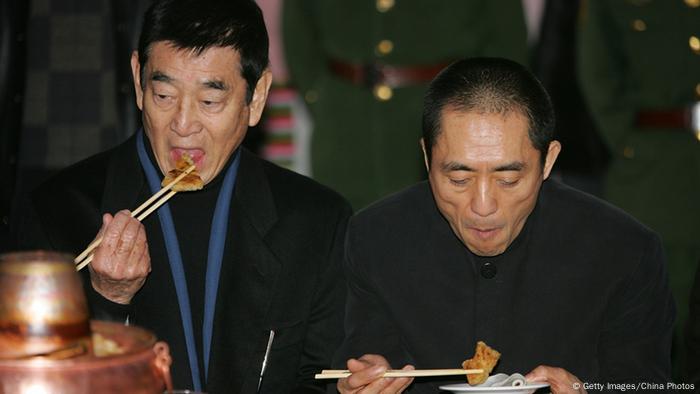 Bildergalerie Ken Takakura - ein Chinese und ein Japaner nebeneinander sitzend mit Stäbchen am Tisch essend (Getty Images/China Photos)