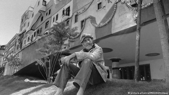 Фриденсрайх Хундертвассер перед своим жилым домом в Вене в сентябре 1985 года