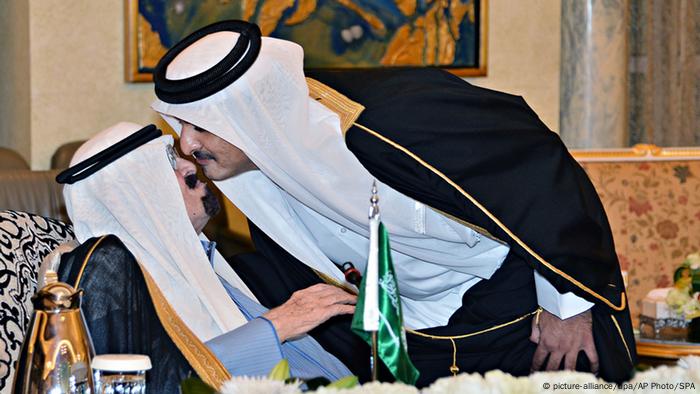 Saudi-Arabien König Abdullah und Scheich Tamim bin Hamad Al Thani Treffen in Riad 16.11.2014