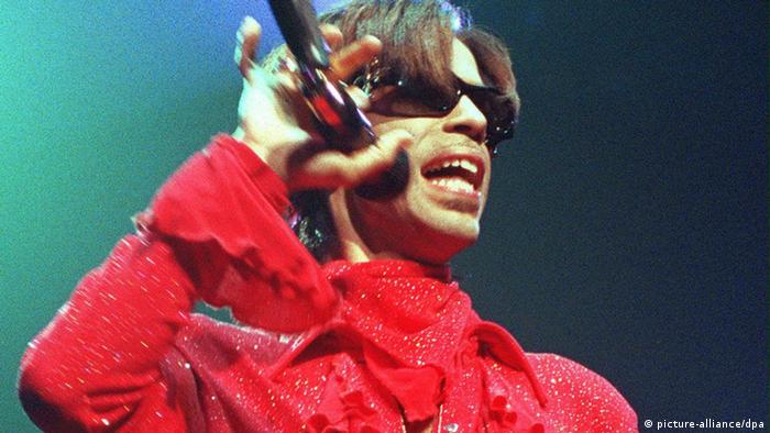 Conciertos en serie le causaban a Prince gran dolor en las manos (archivo)
