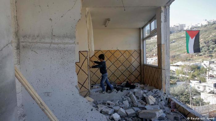 Ein kleiner Junge in einem von Israel zerstörten palästinensischen Haus in Ostjerusalem (Foto: Reuters)