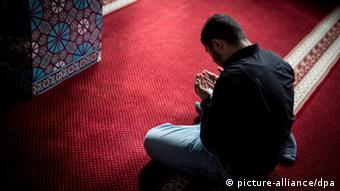 Мусульманин молится в мечети