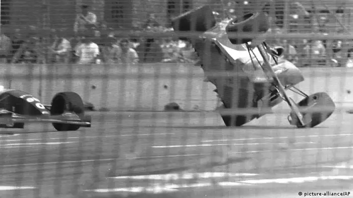 Michael Schumacher and Damon Hill crash in 1994 