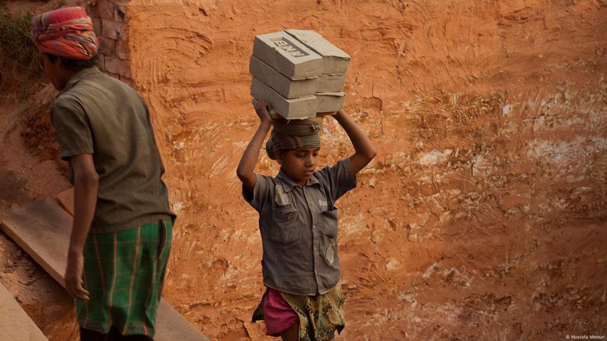 Menina carrega pedras em Bangladesh