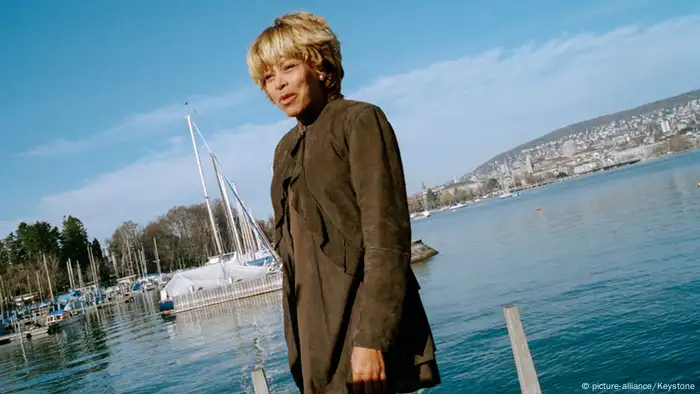 Tina Turner in front of Lake Zurich