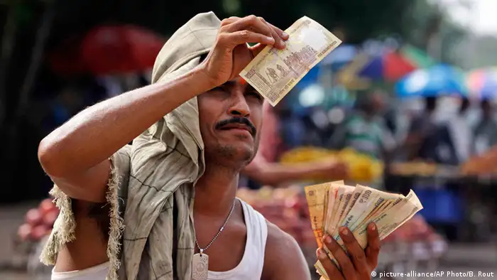 Indien Straßenverkäufer mit Geldscheine Archiv 2013