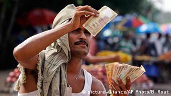 Indien Straßenverkäufer mit Geldscheine Archiv 2013