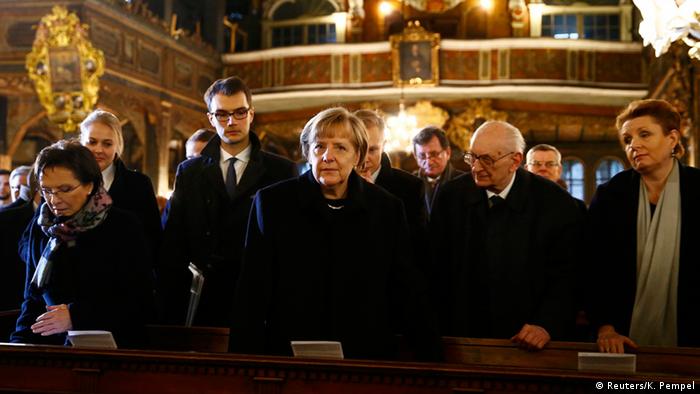 Angela Merkel und Ewa Kopacz besuchen eine Messe in Swidnica (Foto: Reuters)
