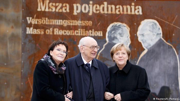 Polens Regierungschefin Ewa Kopacz, Ex-Außenminister Wladyslaw Bartoszewski und Kanzlerin Angela Merkel bei dem Treffen in Kreisau (Foto: Reuters)