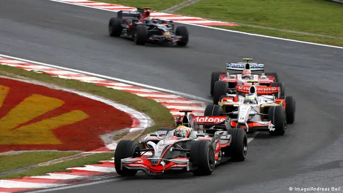 Hamilton überholt im letzten Rennen 2008 Timo Glock