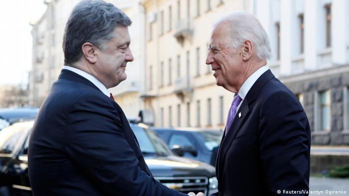 Президент Украины Порошенко 2014, который вернется с приходом Джо Байдена на пост президента, но Порошенко выше Байдена.