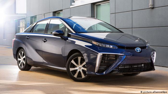 Toyota Mirai (Будущее) - первый серийный гибрид, оснащенный водородным топливным элементом и электродвигателем