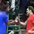 Der Franzose Gael Monfils (l.) und der Schweizer Roger Federer (r.) verabschieden sich nach dem Match (Foto: PHILIPPE HUGUEN/AFP/Getty Images)
