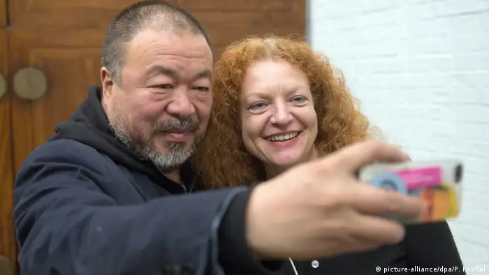 Ai Weiwei und Margarete Bause (Selfie)