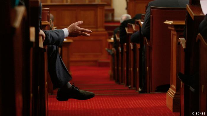 Тия депутати с техните тлъсти заплати, с техните дълги отпуски