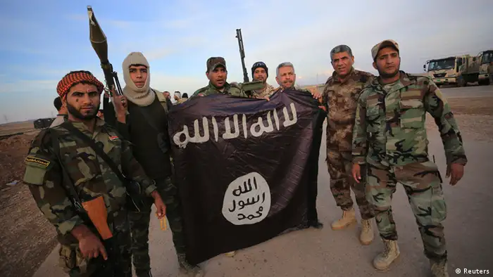 Kämpfer Schiitische Miliz mit IS Flagge an der Front in Jalawla 23.11.2014
