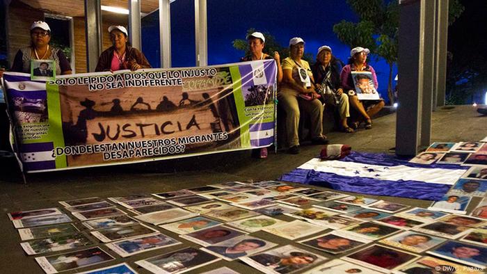 En el centro de Villa Hermosa, Tabasco, las mujeres se manifestaron colocando las fotos de sus hijos en el suelo. Con ello pretenden denunciar la falta de apoyo de las autoridades mexicanas en la búsqueda de los desaparecidos. Hasta ahora sólo organizaciones como el Movimiento Migrante Mesoamericano han podido brindar informaciones relevantes. 