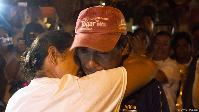 Al cuarto día de recorrido, Leonila Guerra, de Honduras, se reencontró con su hermano Oswaldo después de 17 años, en Coatzacoalcos, Veracruz. Con el apoyo de la población local, el Movimiento Migrante pudo seguirle la pista a Oswaldo, quien hoy trabaja como obrero en Veracruz. Por la falta de servicios de comunicación no había podido contactar a su familia en Honduras. 