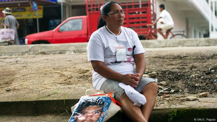 Pero no todas las mujeres encontrarán a sus familiares perdidos. Según Fray Tomás González Castillo, el padre franciscano a cargo del albergue de migrantes La 72 en cada recorrido se encuentran alrededor de dos o tres personas. Esta, dice es una oportunidad única, para seguirles el rastro. Muchas mujeres esperan años para poder venir.