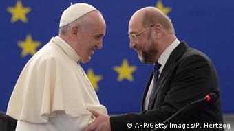 O Πάπας Φραγκίσκος με τον πρόεδρο του Ευρωπαϊκού Κοινοβουλίου Μάρτιν Σουλτς στο Στρασβούργο