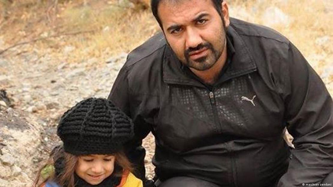 سهیل عربی، زندانی سیاسی به همراه دخترش
