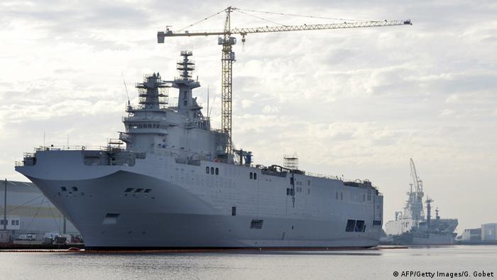 Десантний корабель-вертольоносець Mistral у французькому порту Сен-Назер