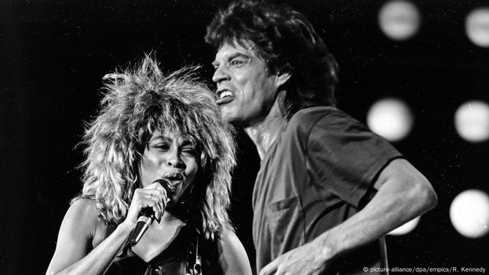 Tina Turner et Mick Jagger chantant sur scène (picture-alliance/dpa/empics/R. Kennedy)