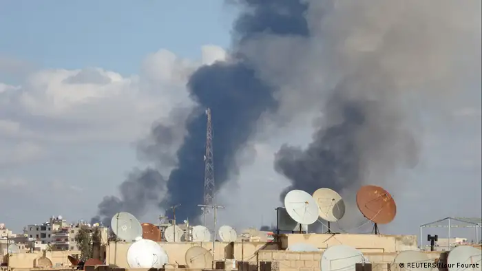 Un dirigente militar del grupo terrorista Estado Islámico, identificado como Abu Yandal al Kuwaiti, habría fallecido anoche en un bombardeo de la coalición internacional en la provincia siria de Al Raqa, según el OSDH. (27.12.2016)