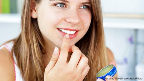 Frau benutzt Vaseline