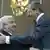 Die Außenminister Muallem und Lawrow begrüßen sich herzlich (Foto: picture alliance)