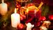 Vela acesa e decoração de Natal ao lado de caneca com vinho quente, o glühwein, bebida tradicional de Natal na Alemanha Vela acesa e decoração de Natal ao lado de caneca com vinho quente, o glühwein, bebida tradicional de Natal na Alemanha