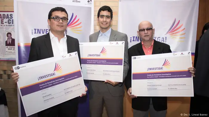 David González, Felipe Motoa and Alfonso Hamburger - Gewinner des ¡Investiga! Preises 2014 in Bogota, Kolumbien (Foto: DW/J. Lineal Ibanez).