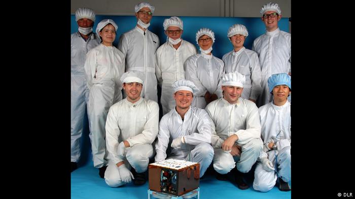Entwickler des Asteroiden-Landers Mascot mit der Sonde im Gruppenbild (Foto: DLR)
