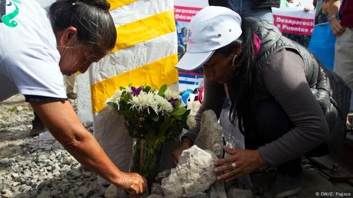 En memoria de los migrantes que han perdido la vida a causa de los postes que se colocaron a orillas de las vías del tren, en la ciudad de Apizaco, Tlaxcala, las madres centroamericanas, que entraron a México en busca de sus hijos desaparecidos, colocaron un ramo de flores. Cualquiera de los muertos también podría haber sido alguno de sus hijos. 