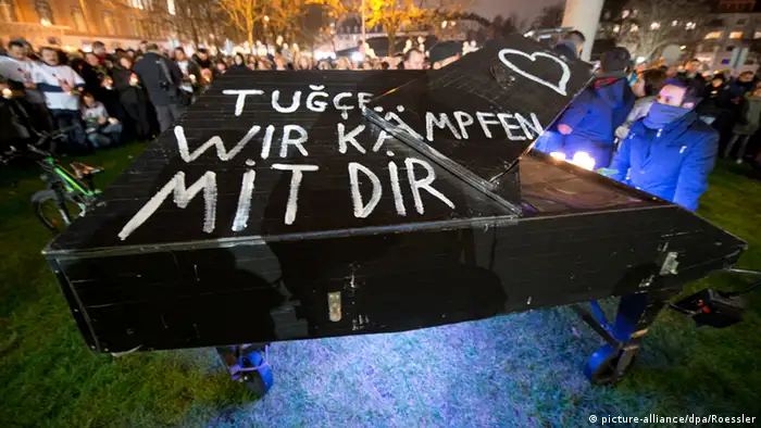 Mahnwache für Tugce vor Klinik in Offenbach 28.11.2014