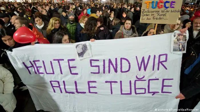 Mahnwache für Tugce vor Klinik in Offenbach 28.11.2014 (Foto: picture-alliance/dpa/Roessler) 