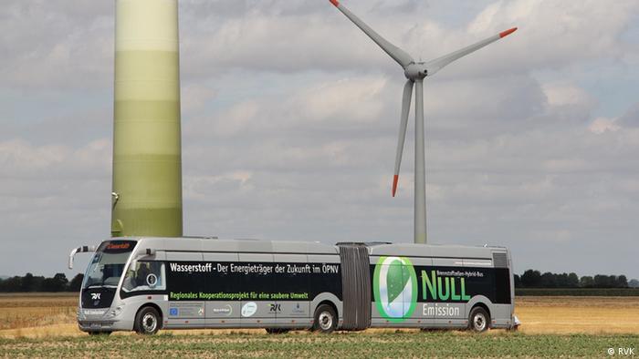 Phileas Bus vor Windrädern Wasserstoffbus