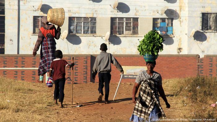 Women and children go about their everyday chores in Harare, Copyright: Tsvangirayi Mukwazhi