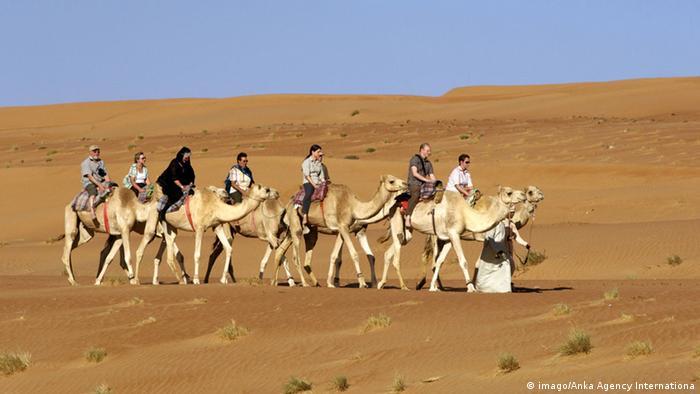 Touristen in der Wüste von Oman (imago/Anka Agency Internationa)