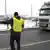 Сотрудник "Россельхознадзора" проверяют грузовик на границе с Белорусью
