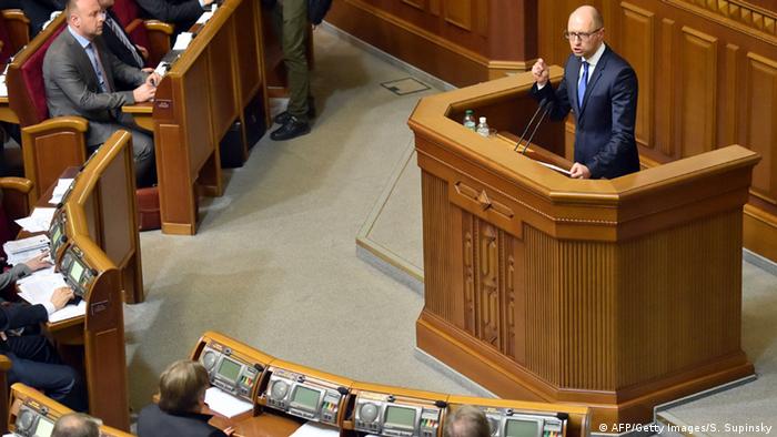 Arseni Jazenjuk im Parlament (Foto: SERGEI SUPINSKY/AFP/Getty Images)