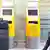 Lufthansa setzt Streik fort - eine Frau mit Gepäck am leeren Schalter (foto: Getty Images)