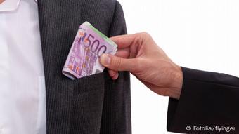 Διευκολύνει το μωβ χαρτονόμισμα τις παράνομες συναλλαγές; Διευκολύνει το μωβ χαρτονόμισμα τις παράνομες συναλλαγές;