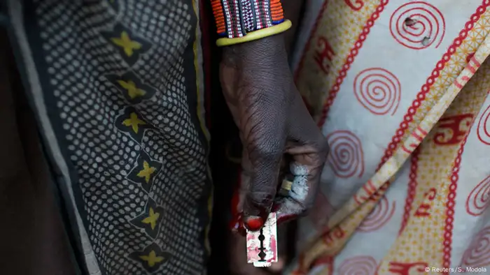 Vier Mädchen hat die traditionelle Beschneiderin im kenianischen Rift Valley bereits beschnitten: mit einer Rasierklinge. Die grausame Genitalverstümmelung markiert in der Tradition des Volkes der Pokot den Übergang vom Mädchen- zum Frausein. Obwohl es in vielen Ländern gesetzlich verboten ist, werden vor allem in ländlichen Gebieten die Mädchen beschnitten.