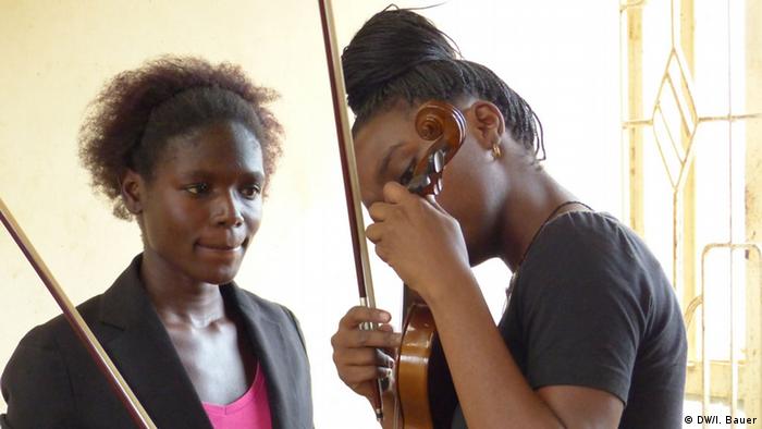 Emily Onyango und ihre Geigenlehrerin Etta Adete Foto: Isabella Bauer